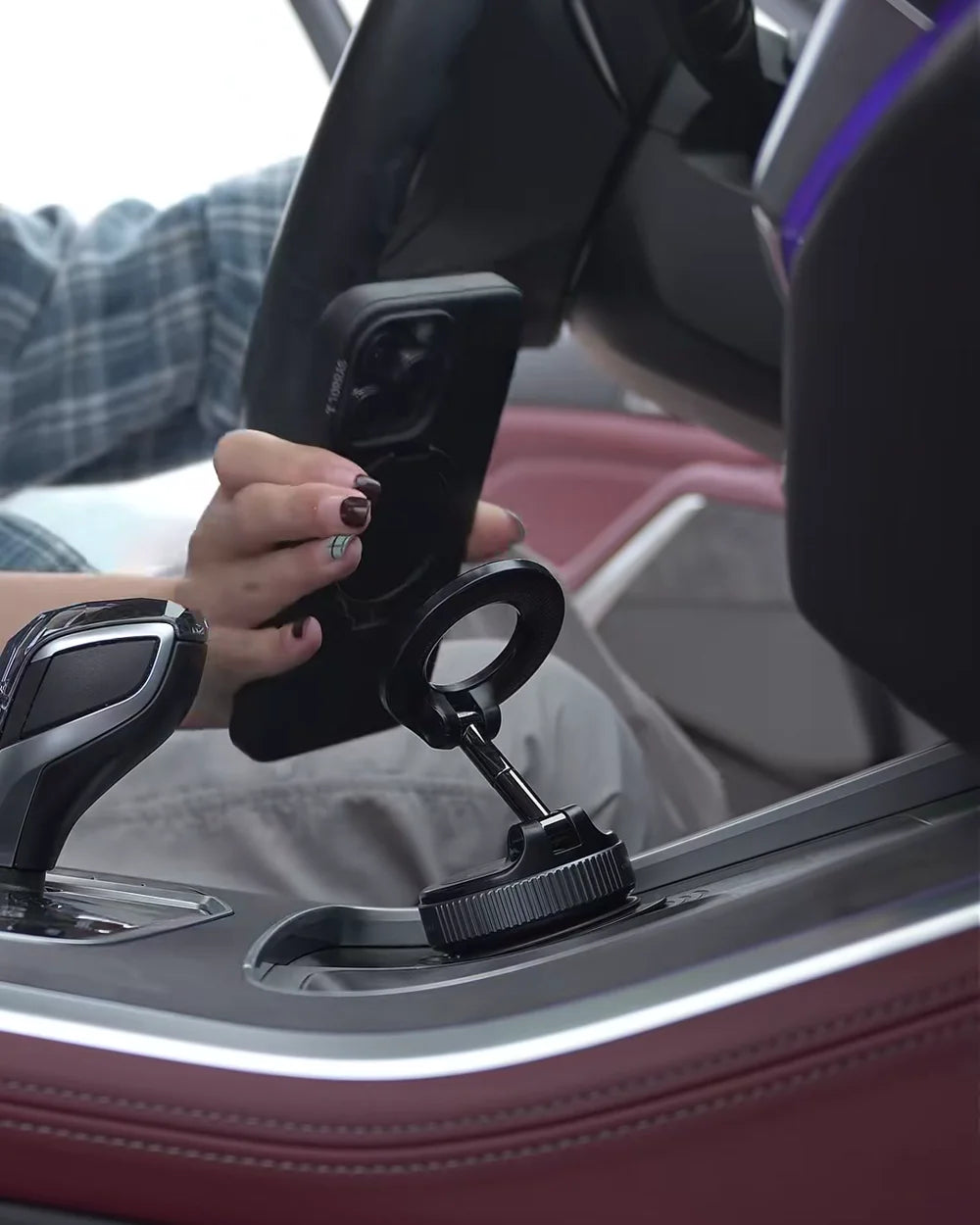 Celular fijo en el tablero del carro con el soporte magnético